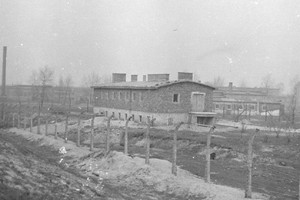 Budynek obozowej odwszalni, w której dezynfekowano ubrania więźniów. Stan z dn. 11.3.1959 r. Fot. T. Szymański. Ze zbiorów Archiwum Państwowego Muzeum Auschwitz - Birkenau. 