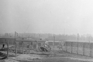 Fragment ogrodzenia obozu z przewróconą górną częścią wieży wartowniczej z okresu Więzienia dla Młodocianych. Stan z dn. 11.3.1959 r. Fot. T. Szymański. Ze zbiorów Archiwum Państwowego Muzeum Auschwitz - Birkenau.