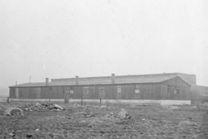 Jeden z baraków, w którym znajdowały się obozowe warsztaty. Prawdopodobnie zbudowany w okresie niemieckim. Stan z dn. 11.3.1959 r. Fot. T. Szymański. Ze zbiorów Archiwum Państwowego Muzeum Auschwitz - Birkenau.
